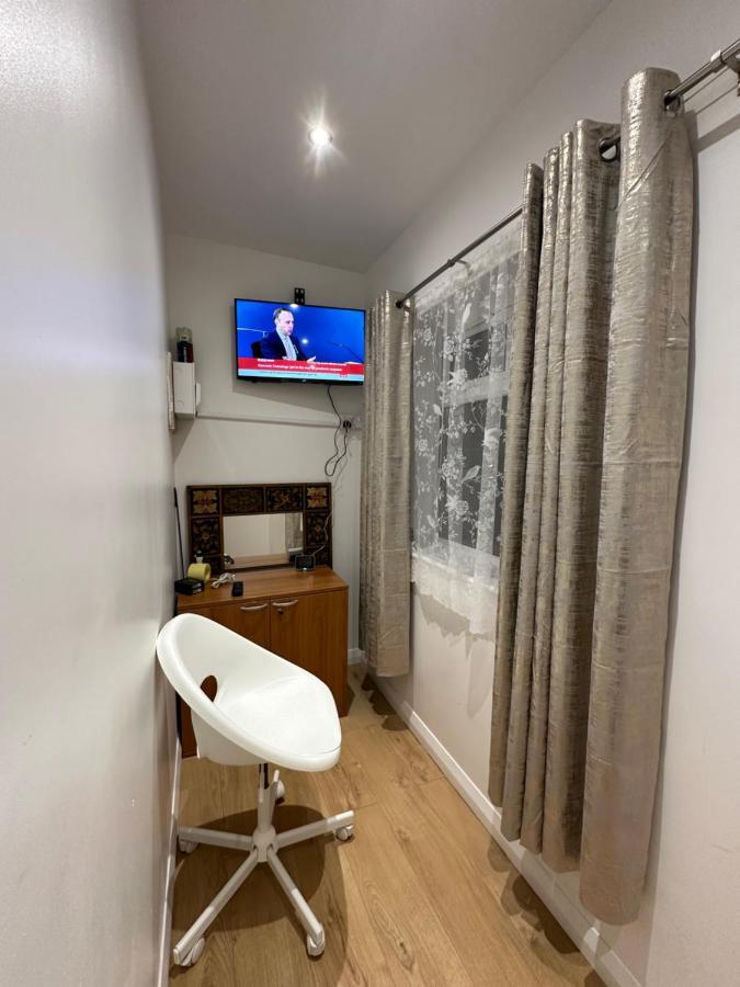 Luxury Ensuite 2Nd Studio Flat With Great Views In Keedonwood Road With Fully Own Bathroom Newly Added And Private Kitchenette Бромли Экстерьер фото