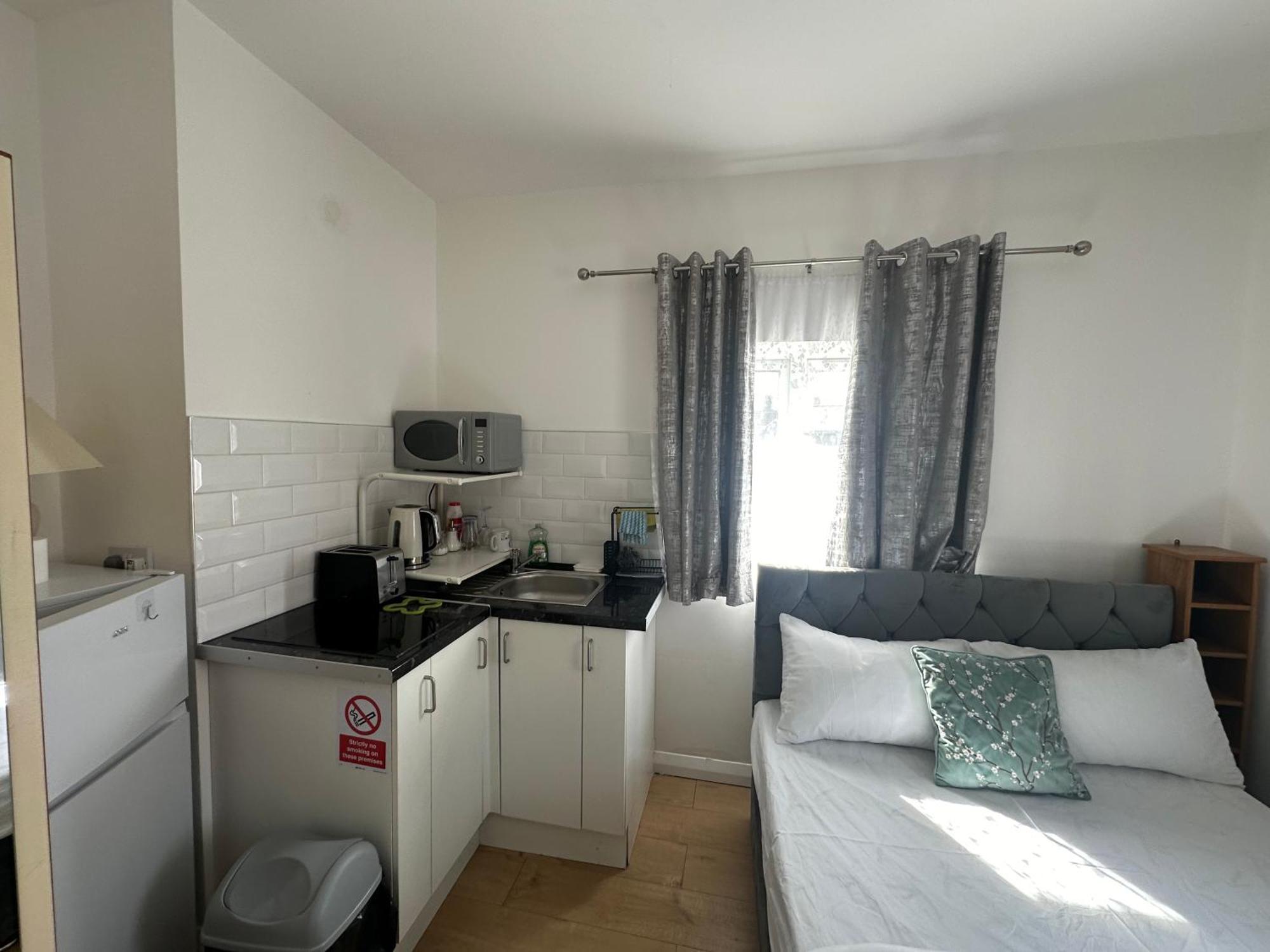 Luxury Ensuite 2Nd Studio Flat With Great Views In Keedonwood Road With Fully Own Bathroom Newly Added And Private Kitchenette Бромли Экстерьер фото