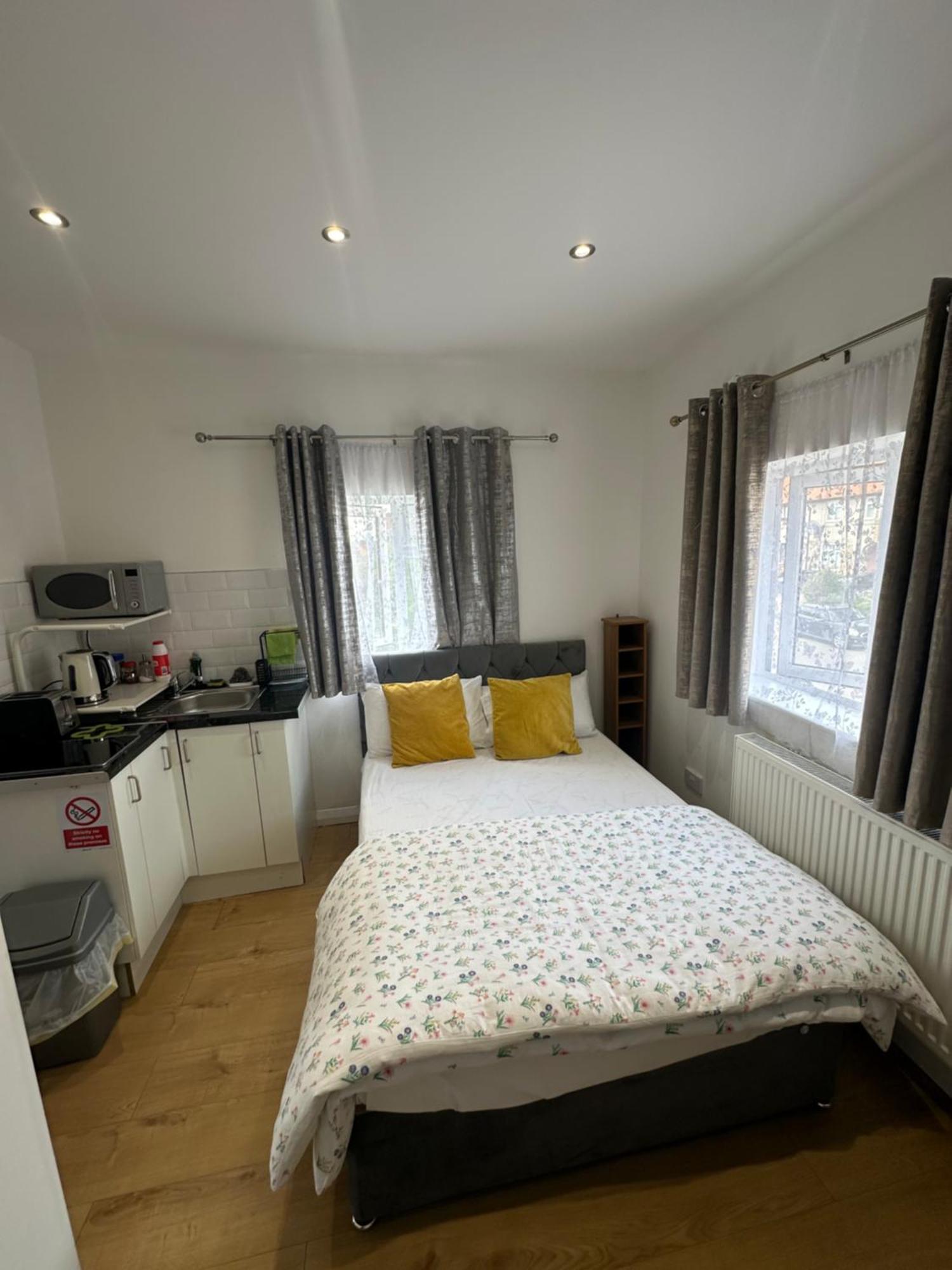 Luxury Ensuite 2Nd Studio Flat With Great Views In Keedonwood Road With Fully Own Bathroom Newly Added And Private Kitchenette Бромли Экстерьер фото